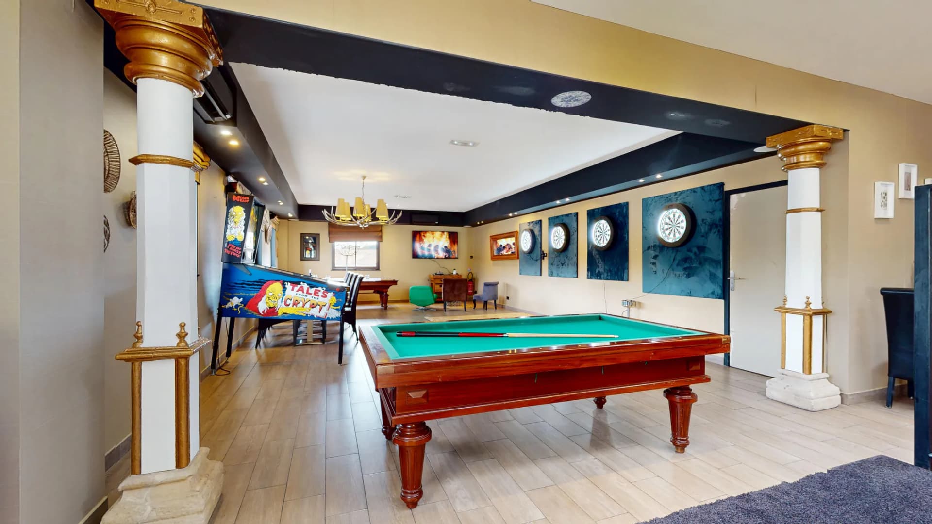 Espace jeux restaurant Nomadia Sainte-Maxime privatisation animations fléchettes