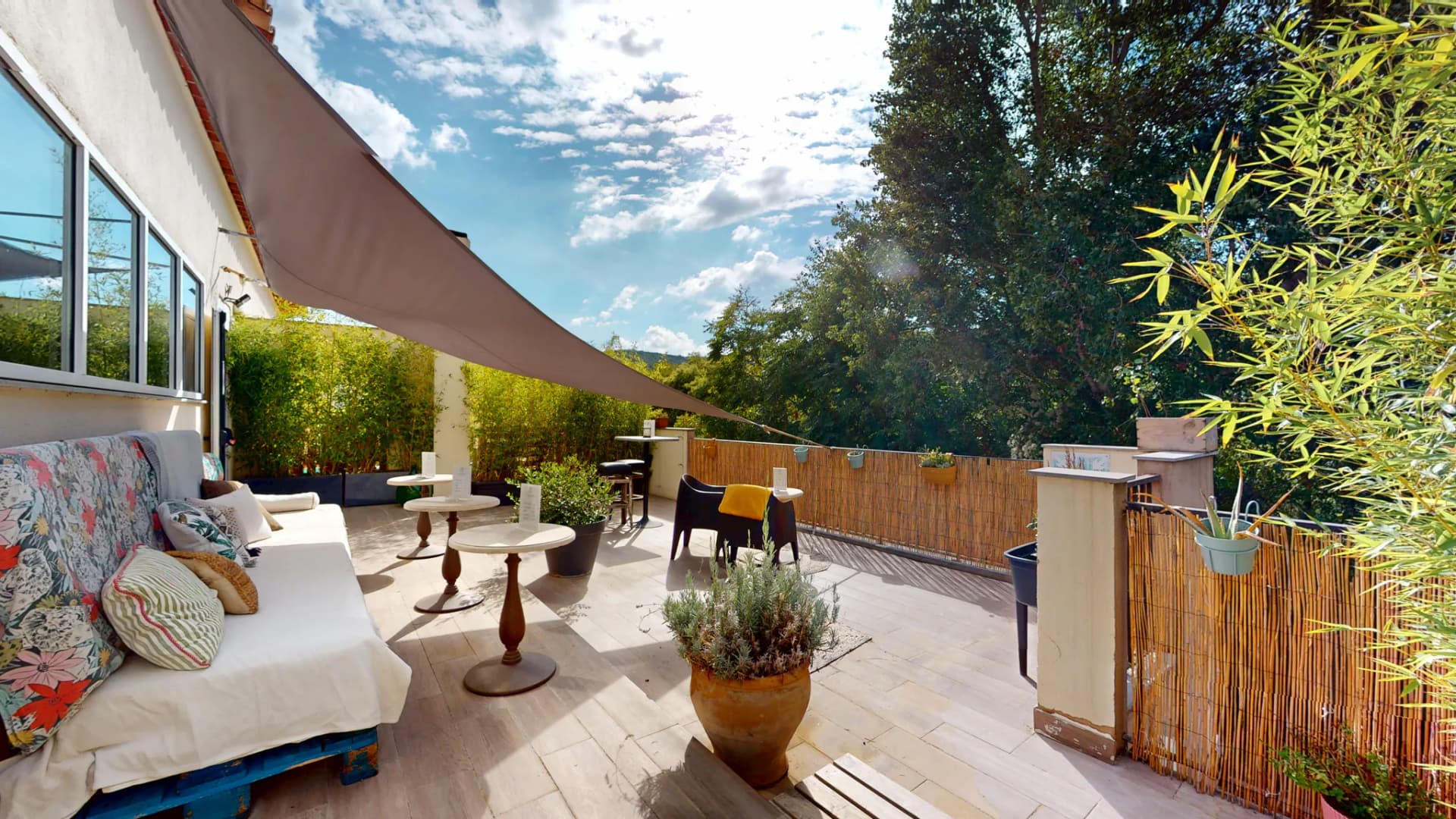 Terrasse restaurant Nomadia Sainte-Maxime privatisation extérieur événements mariages